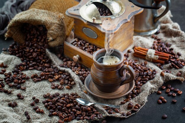 Café em uma xícara de café em grão.