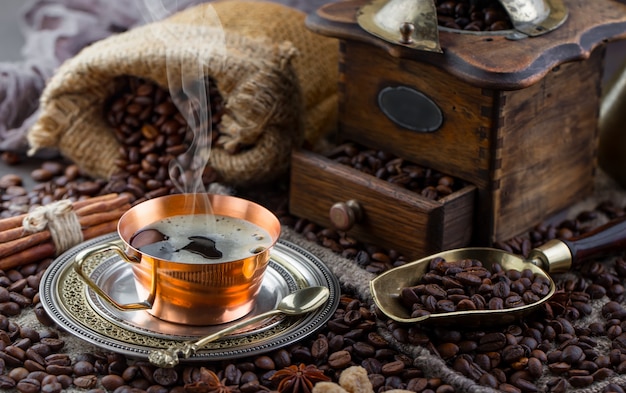 Café em uma xícara de café em grão.