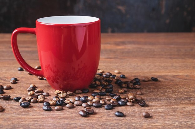 Café em uma xícara de café vermelha em uma mesa de madeira