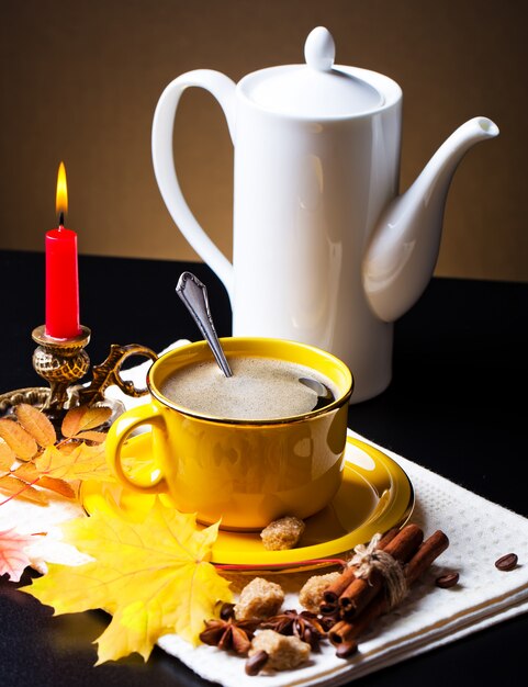 Café em uma xícara e Pires em um espaço antigo.