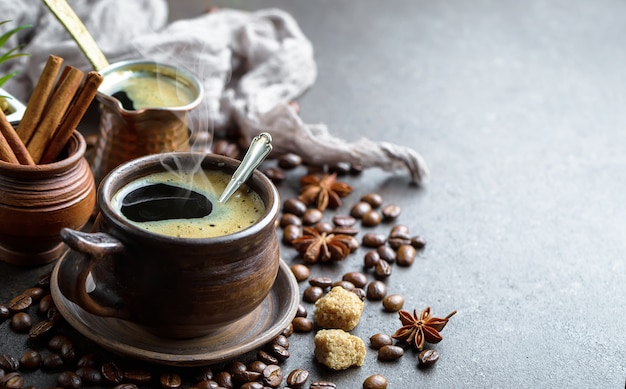 Café em uma xícara e Pires em um fundo preto