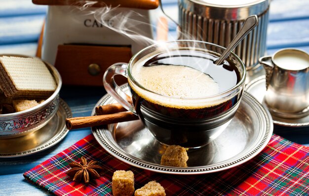 Café em uma xícara em um fundo antigo