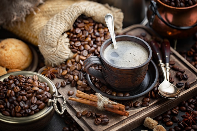 Café em uma xícara em um fundo antigo