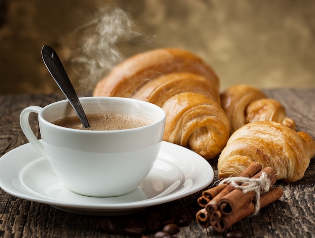 Café em uma xícara em um fundo antigo