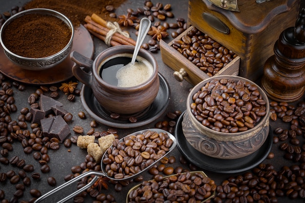 Café em uma xícara em um fundo antigo