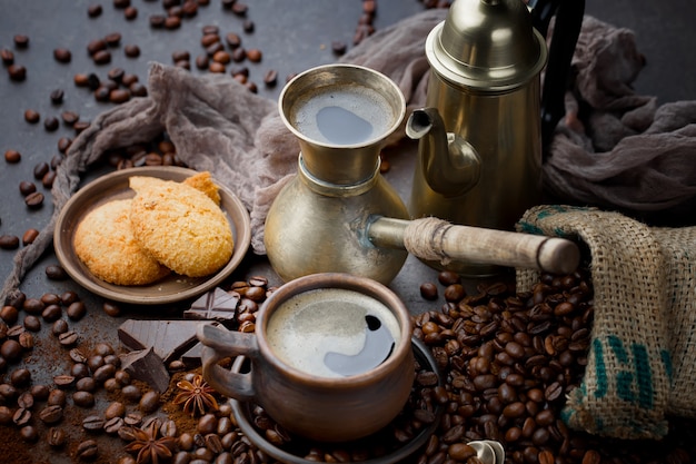 Café em uma xícara em um fundo antigo