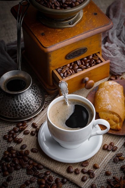 Café em uma xícara em um fundo antigo