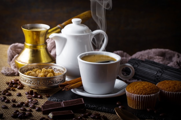 Café em uma xícara em uma superfície velha