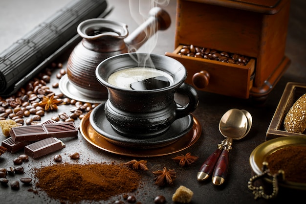 Café em uma xícara em uma superfície velha