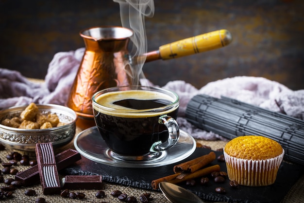 Café em uma xícara em uma superfície velha