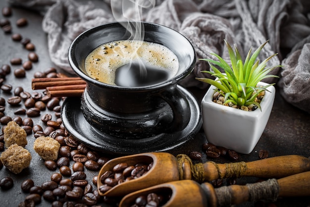 Café em uma xícara em uma superfície velha