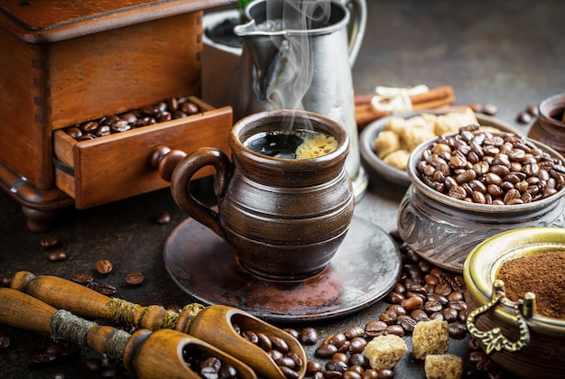 Café em uma xícara em uma superfície velha