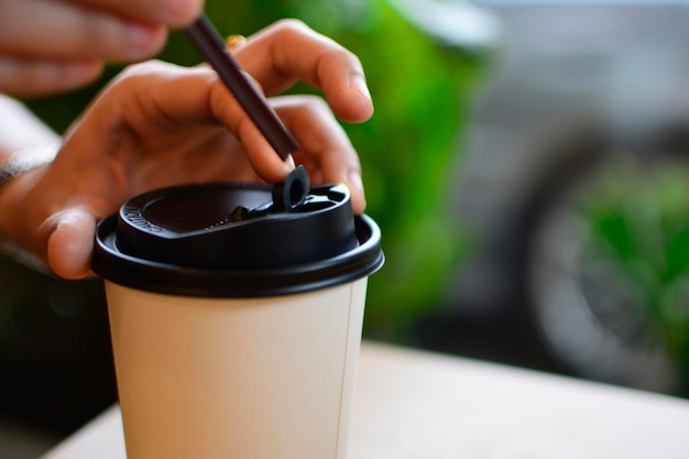 El café es café caliente en una taza de papel.