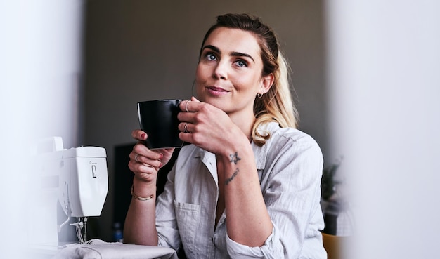 El café es lo que estimula el pensamiento creativo Captura recortada de una diseñadora de moda tomando café en su escritorio