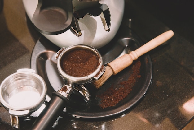 Café esmerilado y pisón y herramientas de café para la máquina de café en una cafetería
