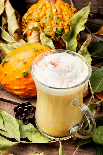 Café especiado de calabaza con crema batida