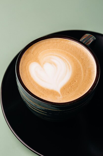 Foto café esponjoso en una taza con espuma