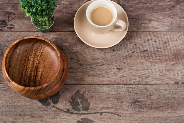 Café espresso, bonsai y tazones de bambú en la mesa de madera