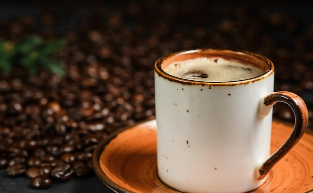 Café espresso en una taza de cerámica blanca, primer plano, enfoque selectivo. Espresso fuerte italiano para el desayuno.