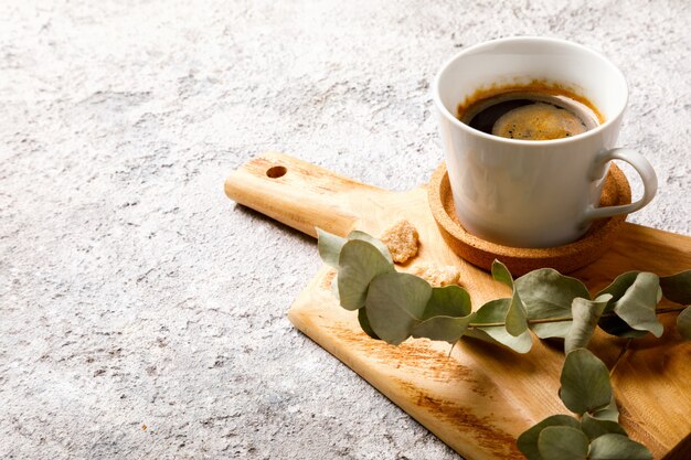 El café está caliente en una taza. Desayuno.