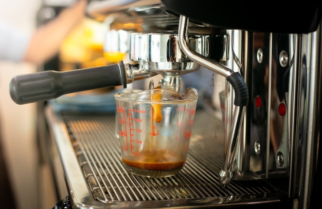 Café estado y máquina de café moderna.