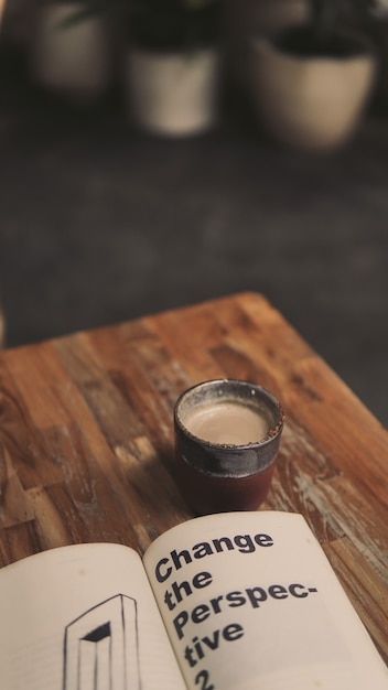 Café estético e livros sobre a mesa em cores suaves