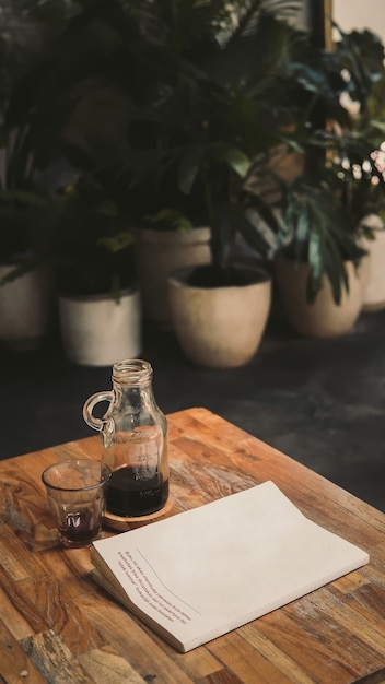 Café estético y libros sobre la mesa en colores suaves.