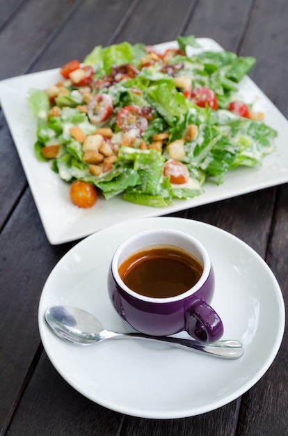 café exprés y ensalada de caesar