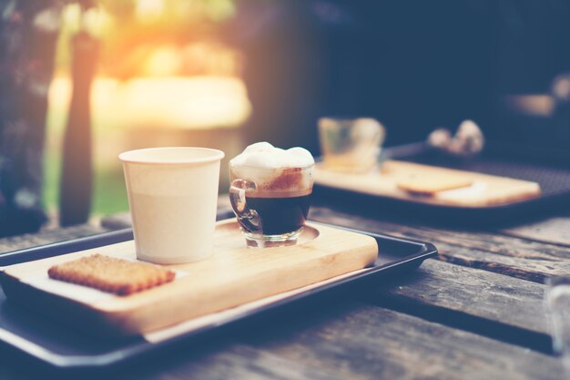 café expreso en el café de la mesa con luz del sol, imagen del filtro de la vendimia