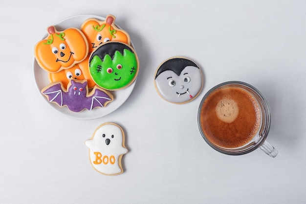 Café expreso caliente o taza de chocolate con divertidas galletas de Halloween Feliz día de Halloween Truco o Amenaza Hola Octubre otoño otoño Fiesta tradicional y concepto de vacaciones