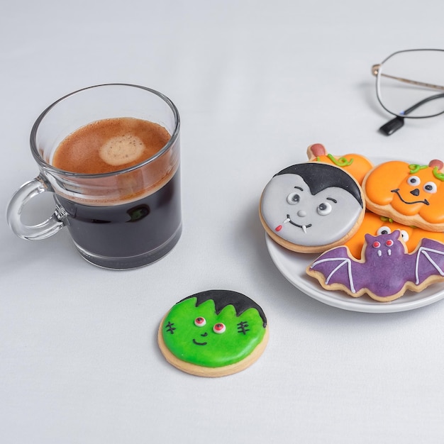 Café expreso caliente o taza de chocolate con divertidas galletas de Halloween Feliz día de Halloween Truco o Amenaza Hola Octubre otoño otoño Fiesta tradicional y concepto de vacaciones