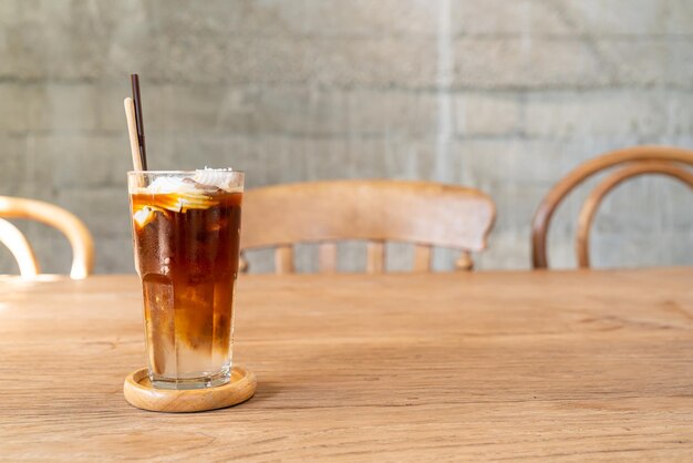 Café expreso con jugo de coco en la cafetería cafetería