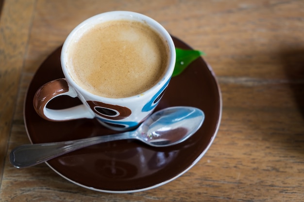 café expreso, taza de café en la mesa de madera