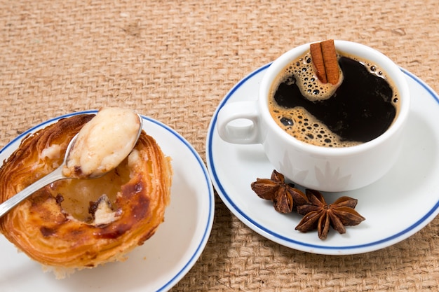 Café expresso y natillas de huevo.