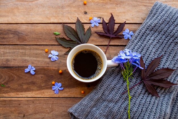 café expresso quente com lenço de tricô folha de bordo na temporada de outono