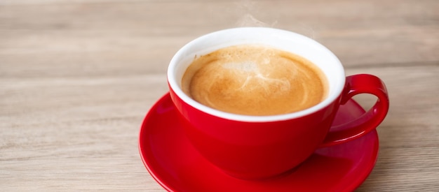 Café expresso quente na mesa Xícara de café vermelha no café ou em casaVista superior com espaço de cópia em branco para o seu texto