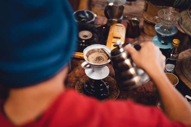 Café fazendo café e gotejamento de café em casa