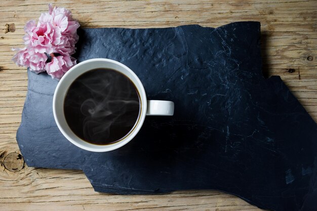 café y flor en fondo de madera