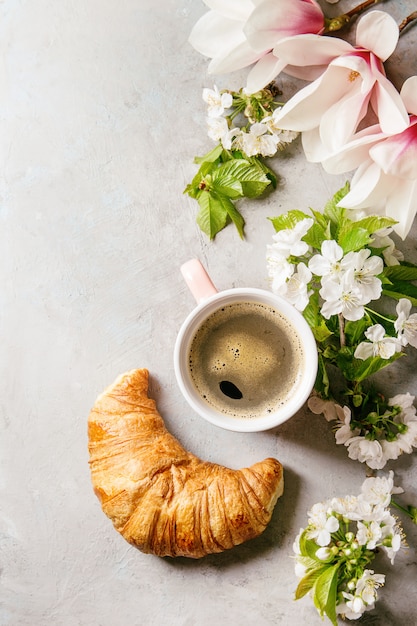 Café con flores de primavera.