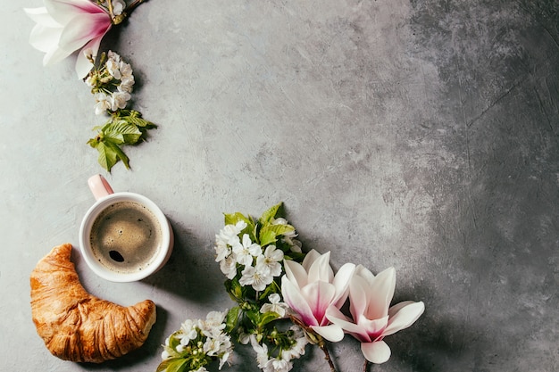 Café con flores de primavera.