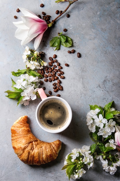 Café con flores de primavera.