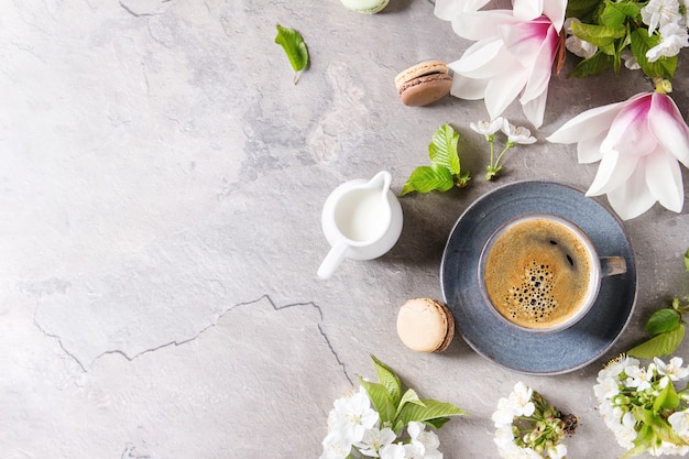 Café con flores de primavera.