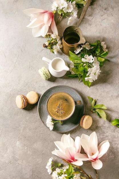 Café con flores de primavera.