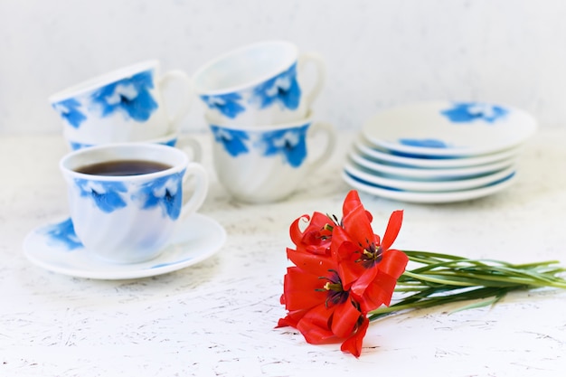 Café en el fondo y las flores blancos. Tulipán. Primavera. Mañana. 8 de marzo. Día de la mujer.