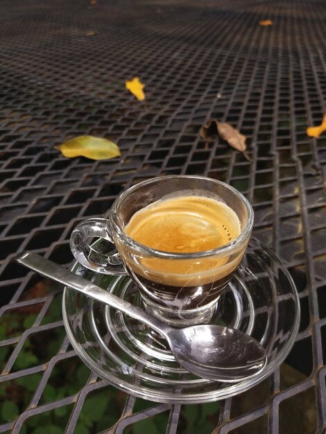 Café en el fondo de hojas de otoño.