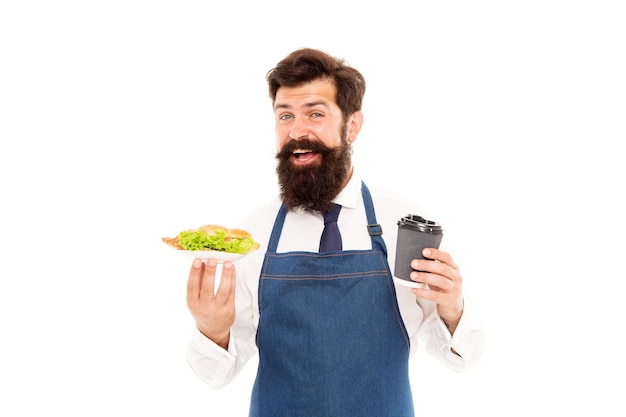 Cafe Food-Konzept Mann bärtiger Kellner Teller mit Essen und Kaffeetasse Köstliches Croissant Genießen Sie Ihre Mahlzeit Guy serviert Croissant gefüllter Salat und frisches Gemüse Gesundes Essen Combo-Mahlzeit