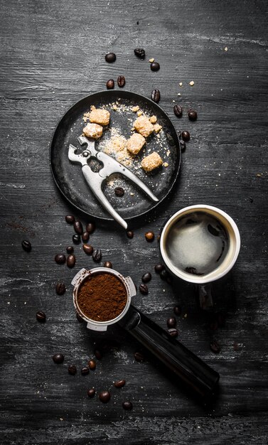 Café fresco . Cafetera y azúcar de caña oscura.