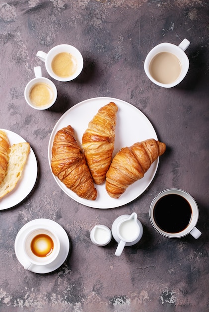 Café fresco com croissant