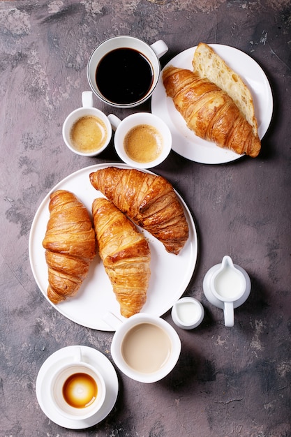 Café fresco com croissant