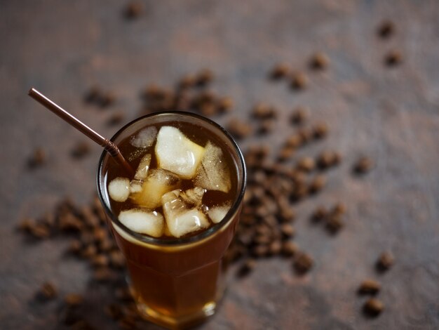 Café frío casero con hielo picado en un vaso.